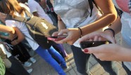 Scuola studenti giovani ragazzi minori adolescenza adolescenti IPHONE smartphone telefonini cellulari cellulare
